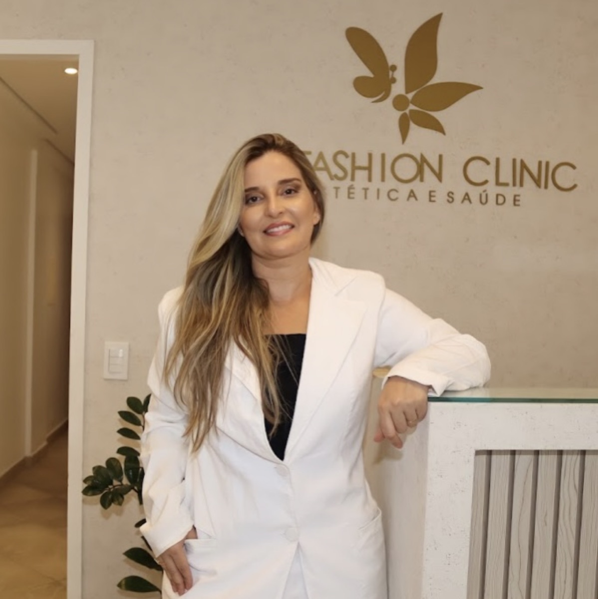 Dra. Regina Simões na recepção da clínica