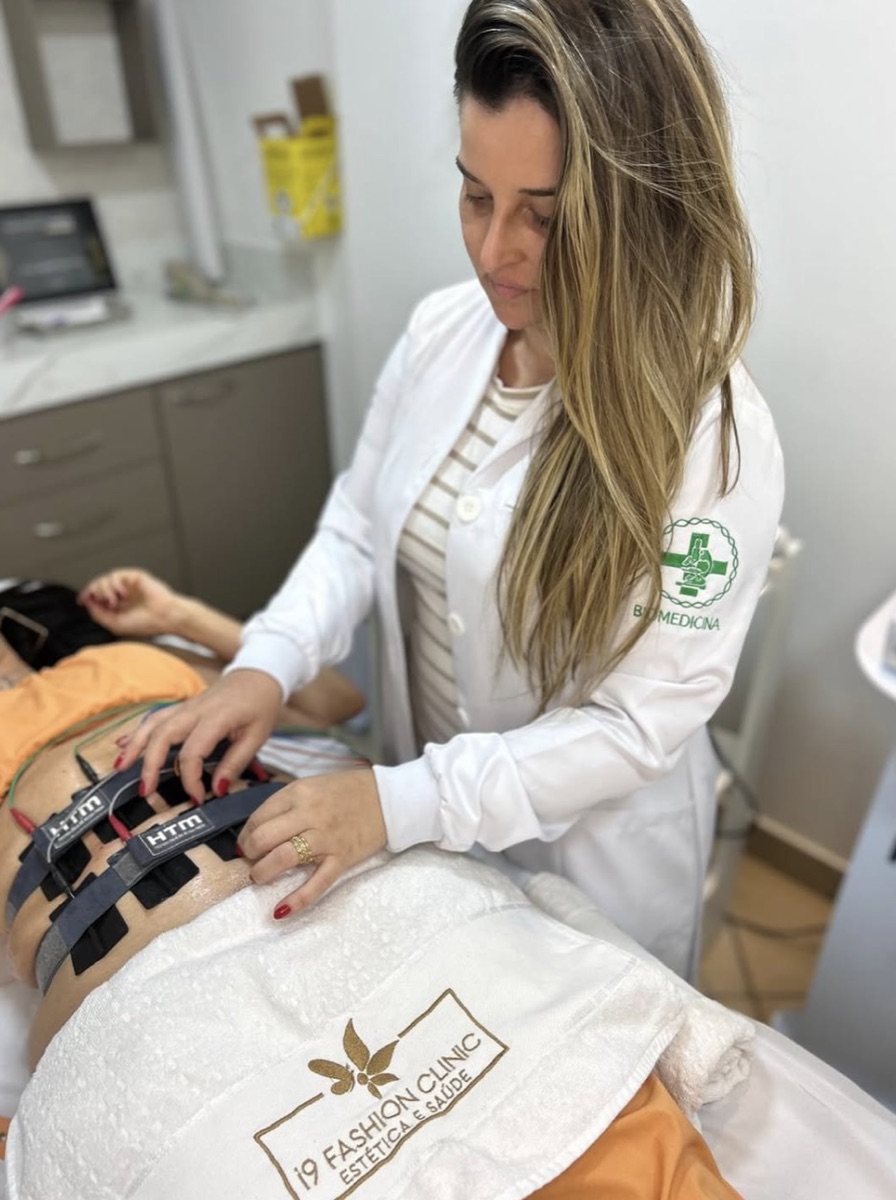Dra. Regina em procedimento corporal