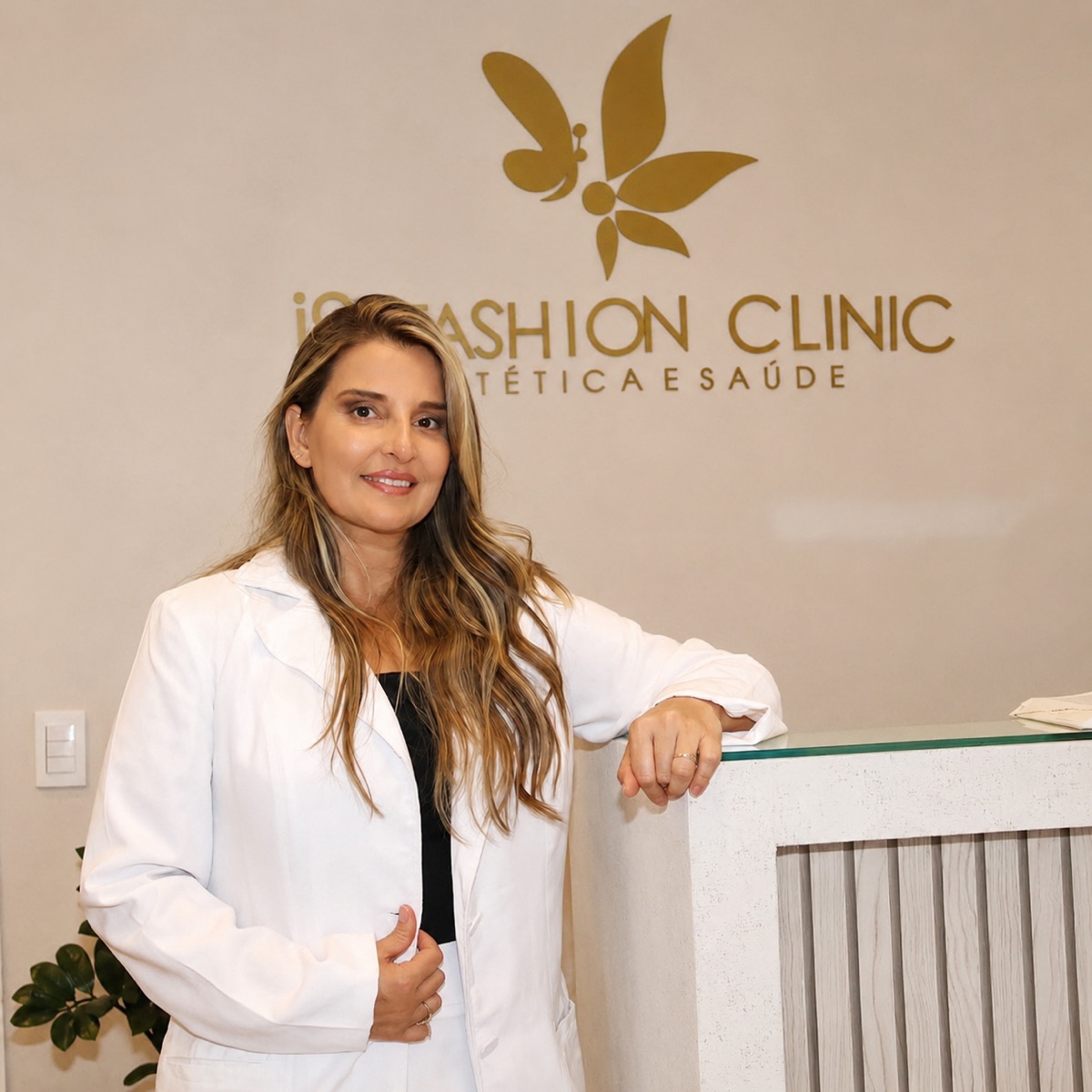 Dra. Regina Simões na recepção da i9 Fashion Clinic